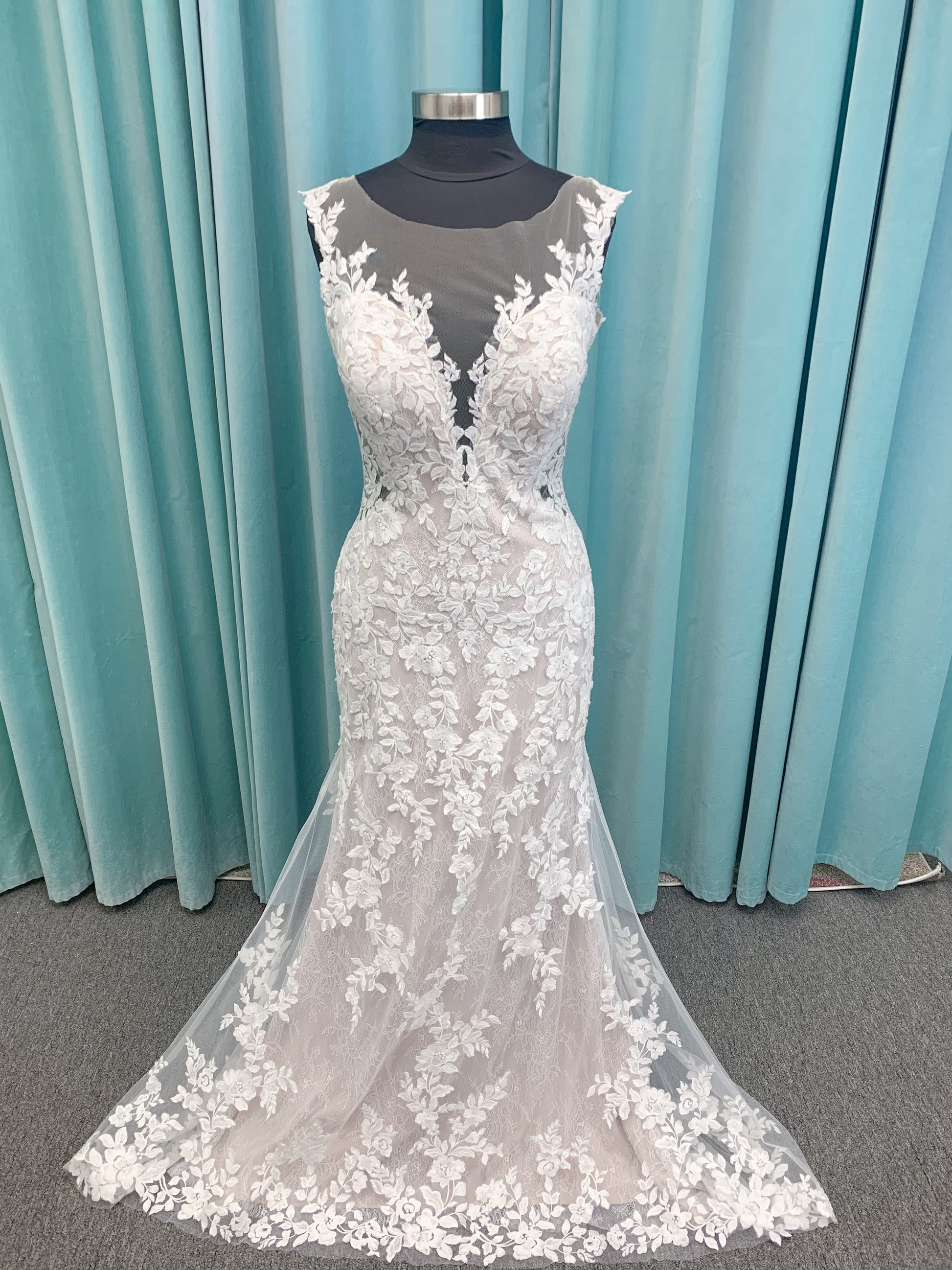Morilee Jeannie style 2513 plunging neck Chantilly lace fit-and-flare wedding dress with detachable bishop sleeves, size 12