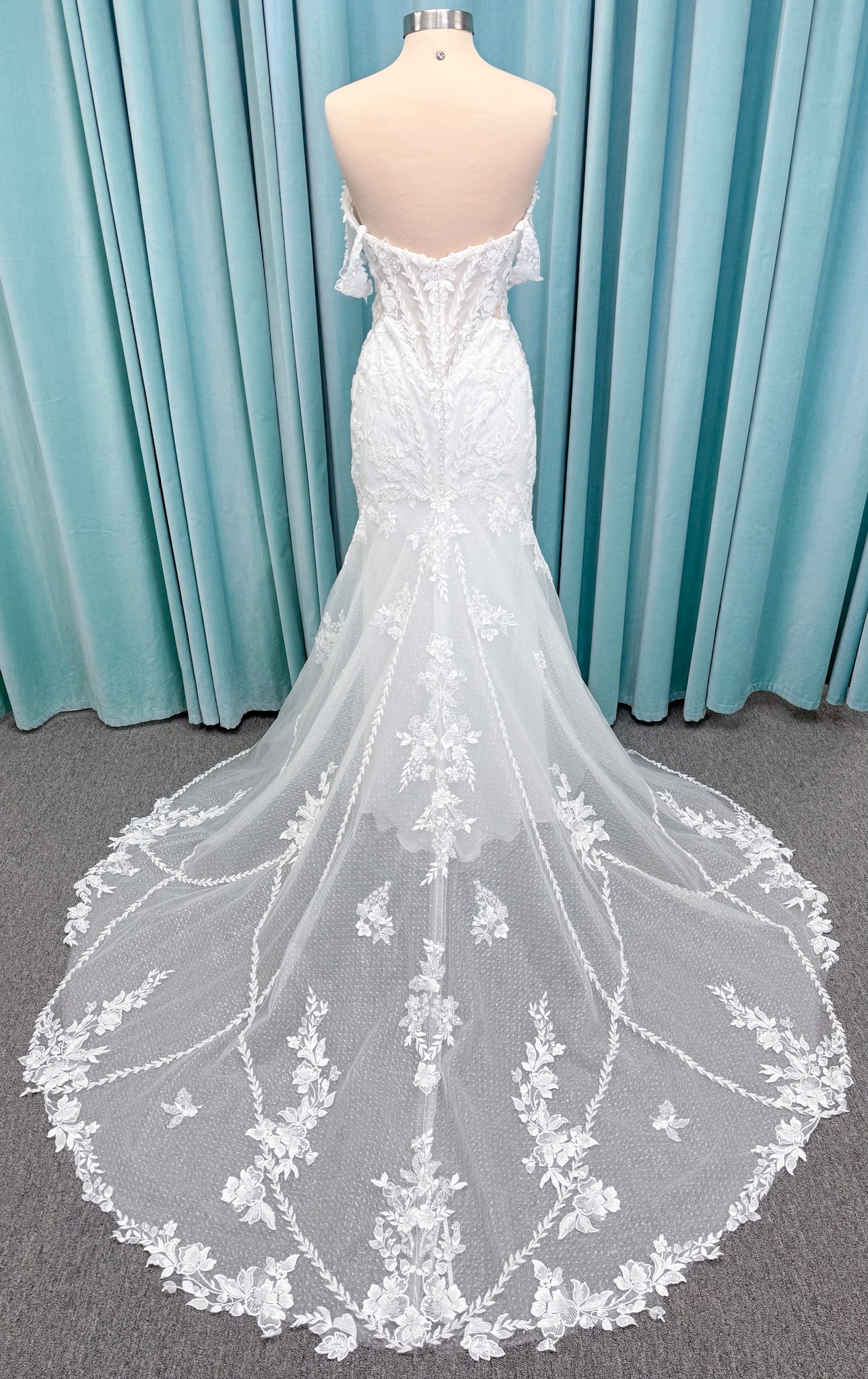 Randy Fenoli Jillian fit and flare wedding dress on mannequin with strapless sweetheart neckline, beaded lace appliqué, detachable off-the-shoulder straps, and glitter tulle skirt
