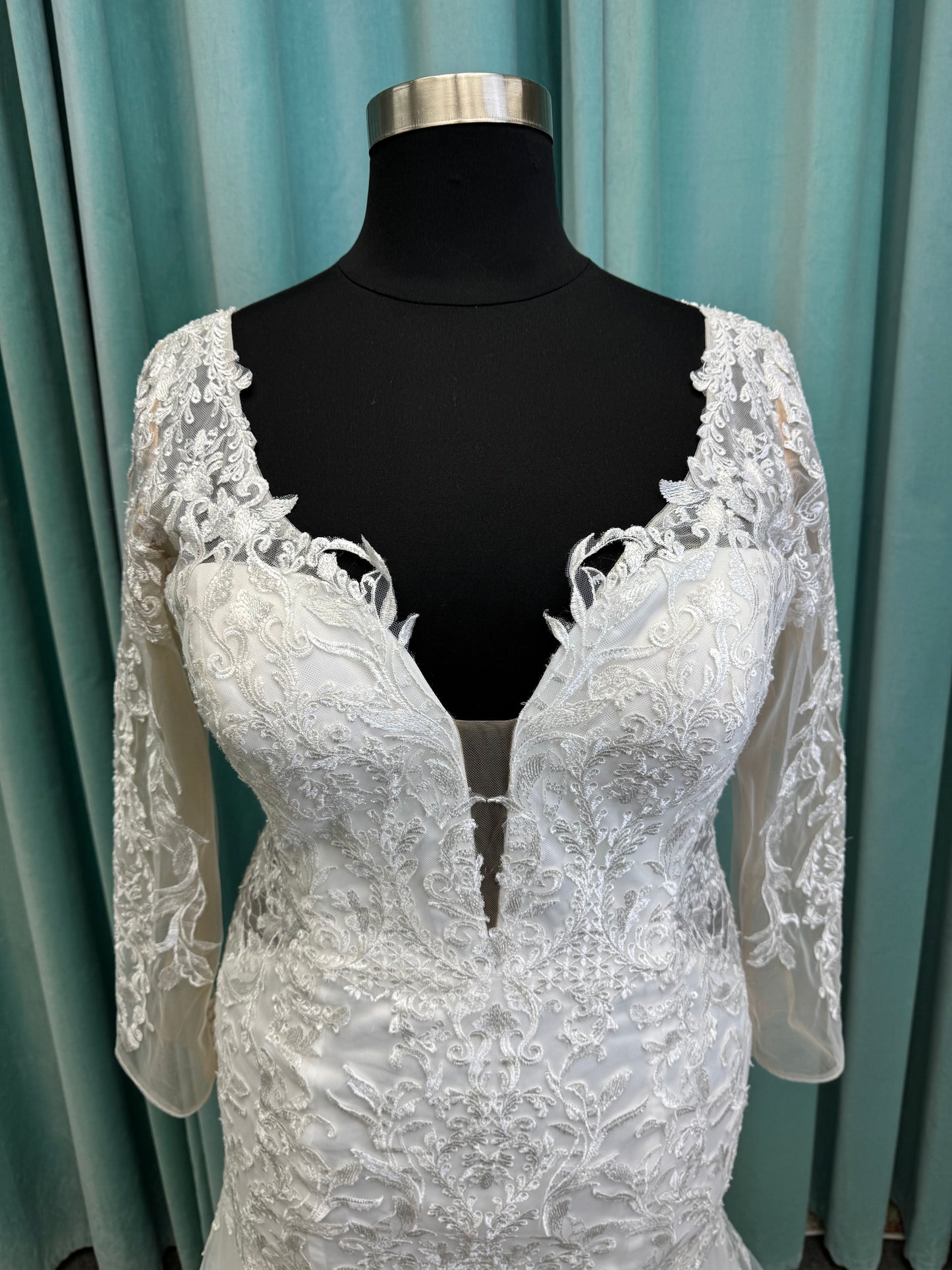 Hera Deep V-Neck  Lace Mermaid Plus Size Wedding Dress