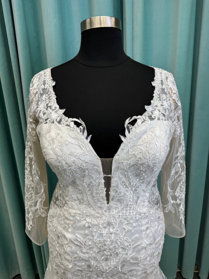 Hera Deep V-Neck  Lace Mermaid Plus Size Wedding Dress