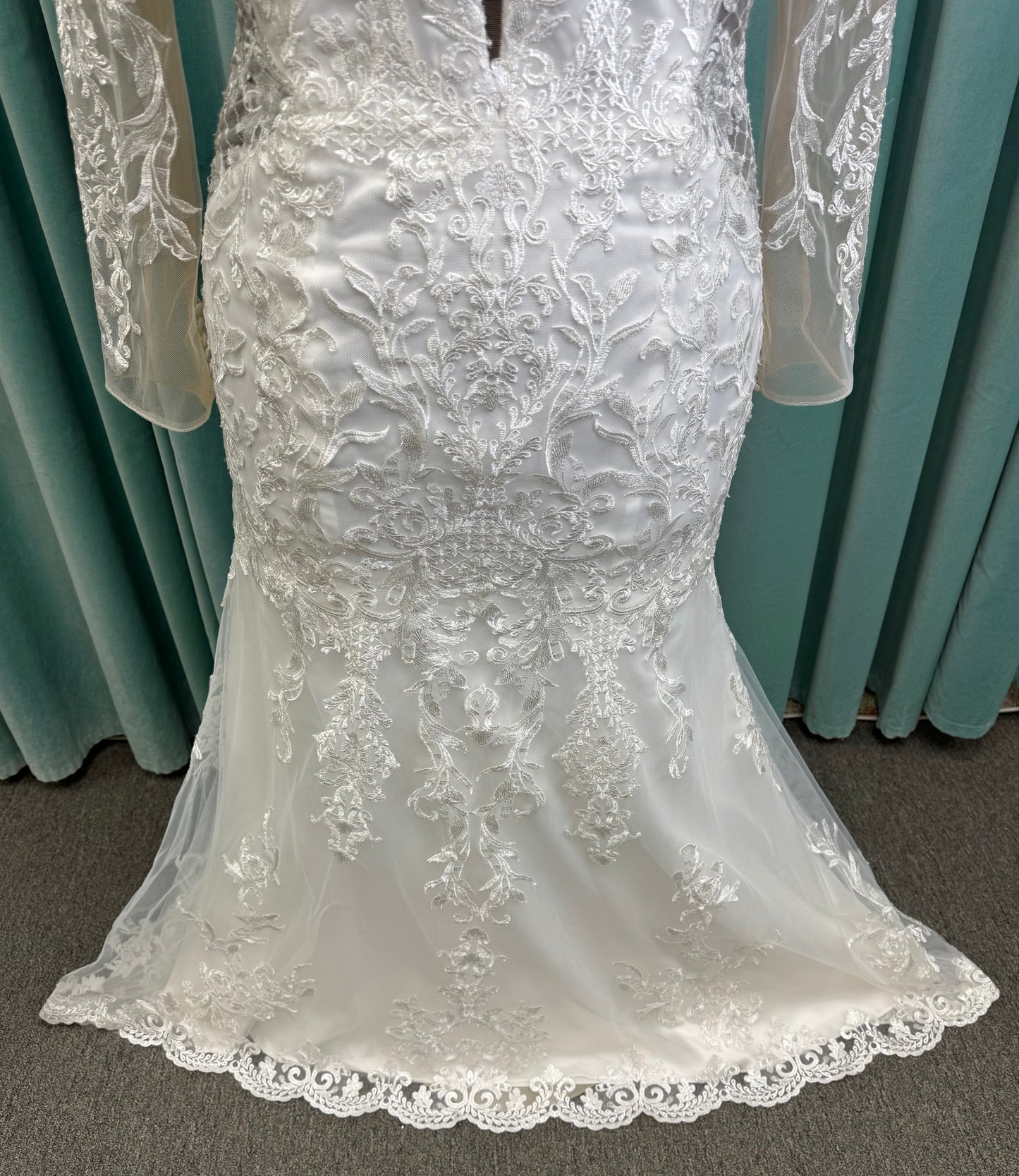 Hera Deep V-Neck  Lace Mermaid Plus Size Wedding Dress
