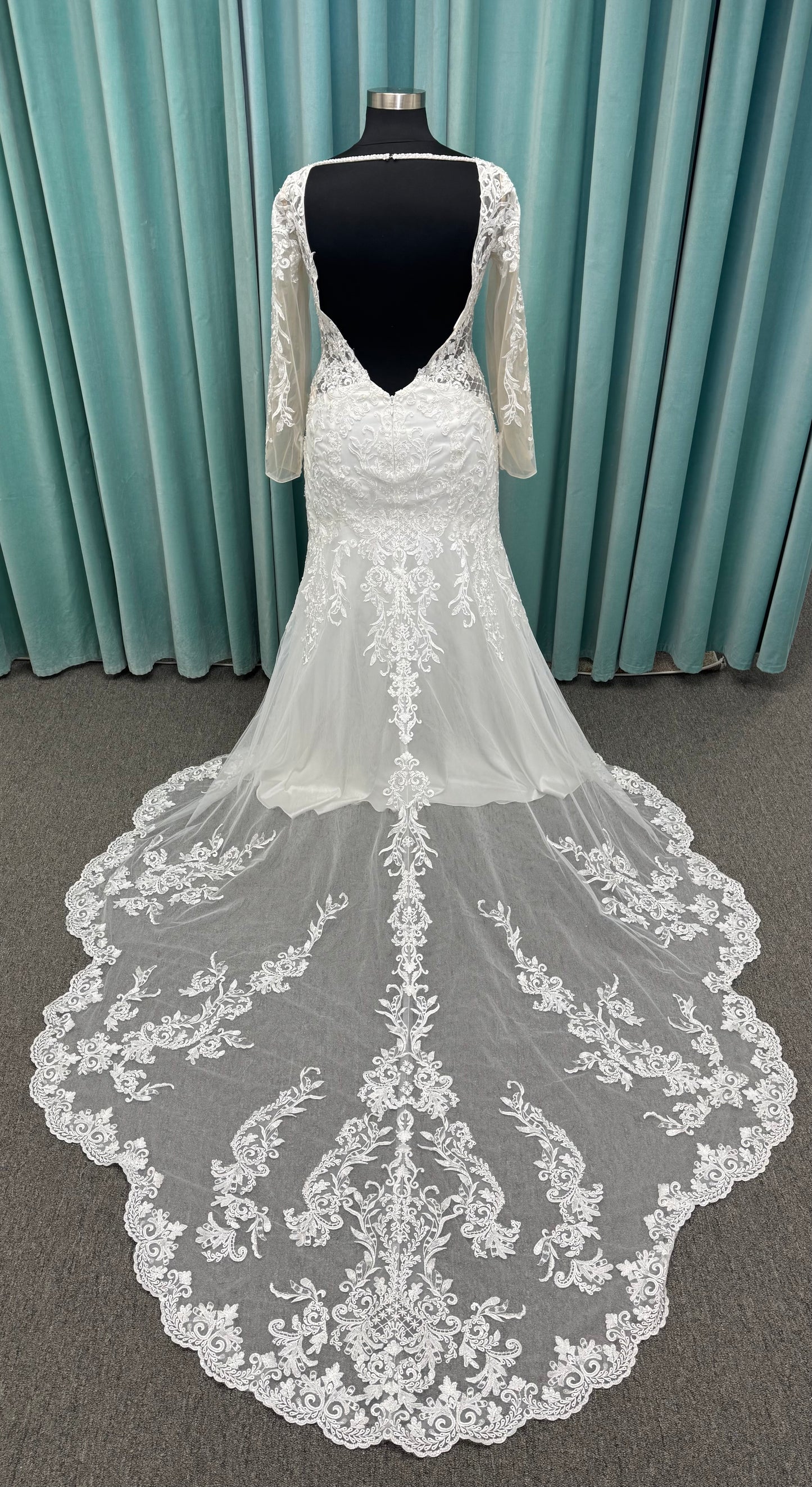 Hera Deep V-Neck  Lace Mermaid Plus Size Wedding Dress