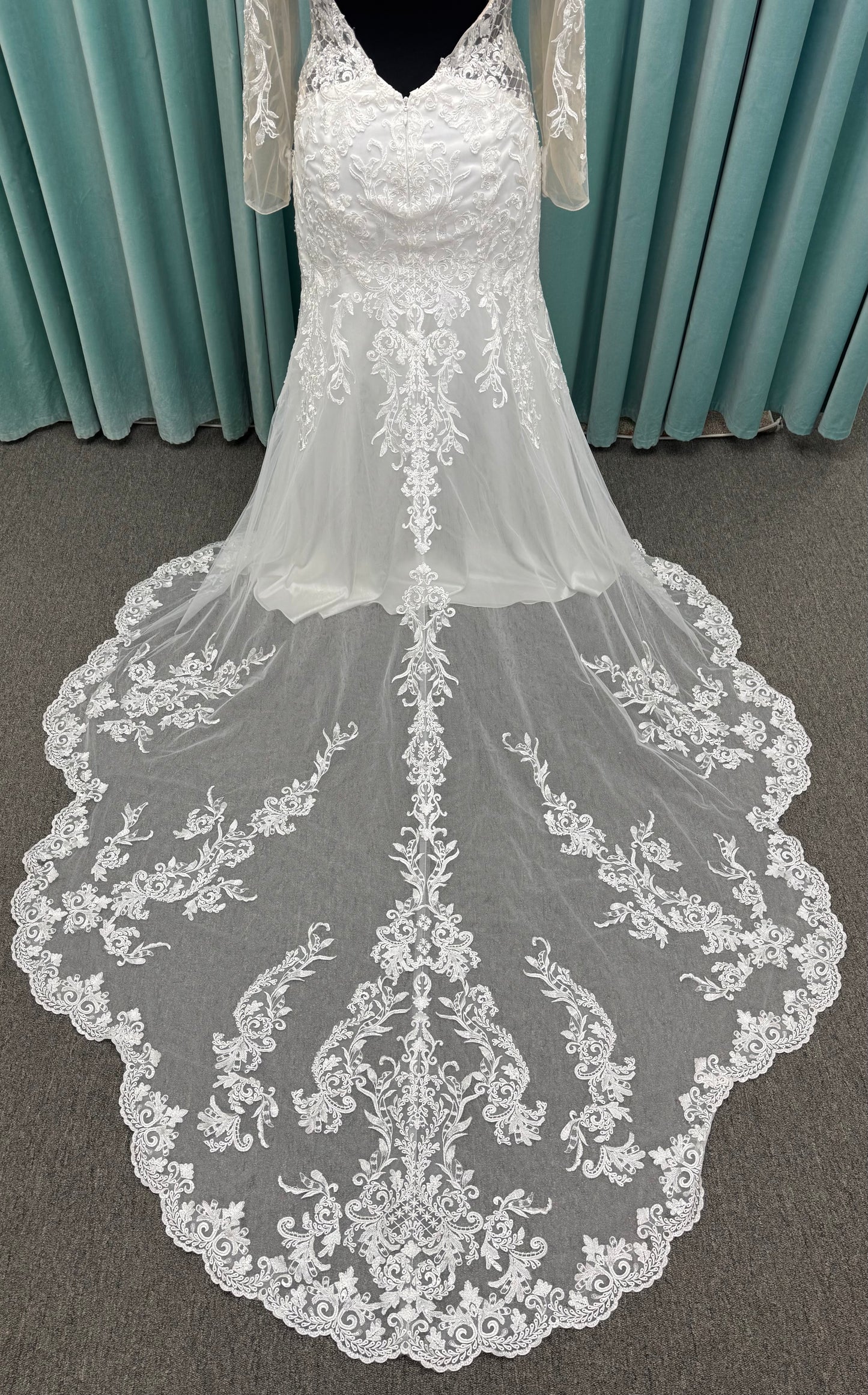 Hera Deep V-Neck  Lace Mermaid Plus Size Wedding Dress