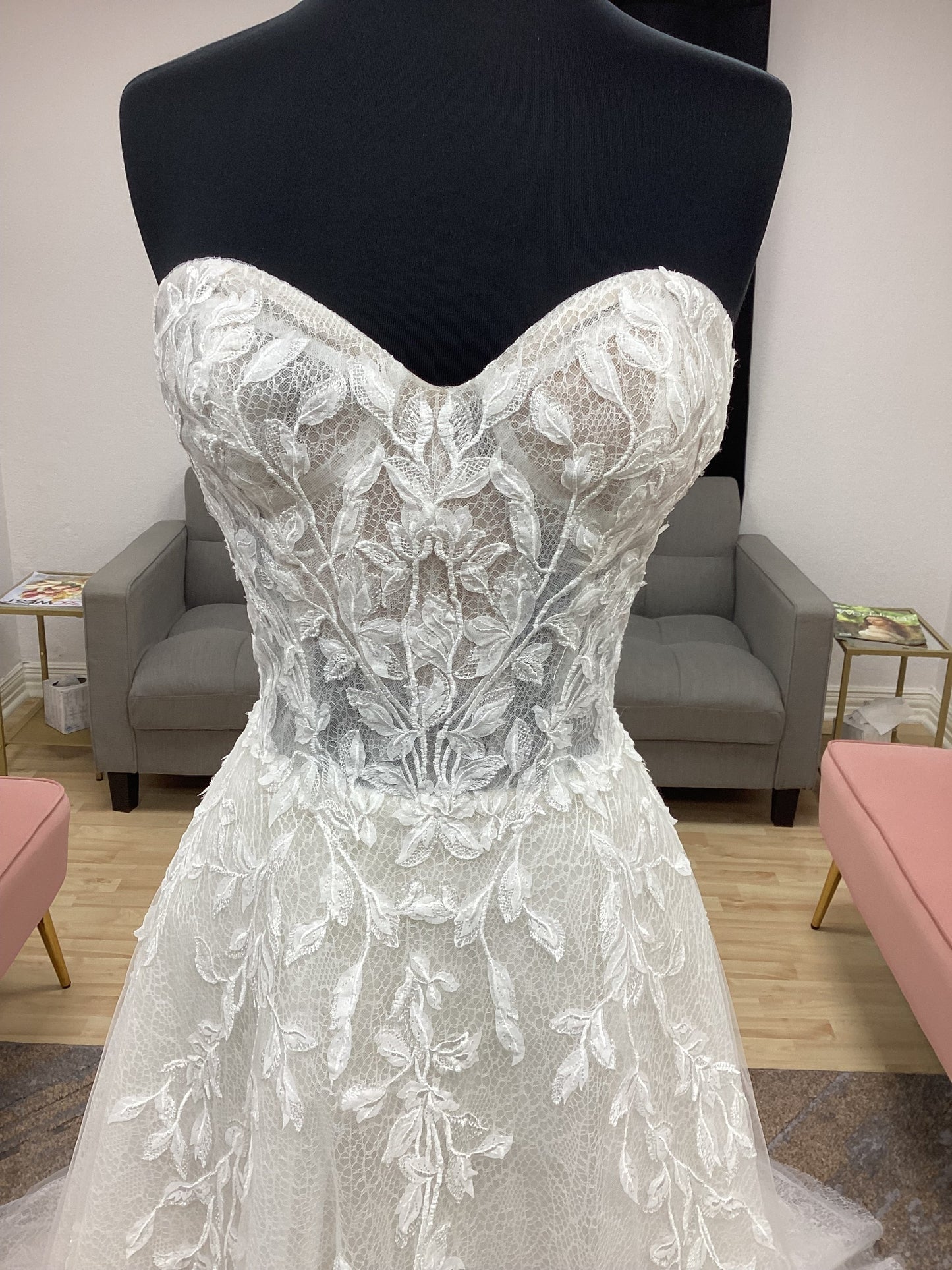 Sweetheart Strapless Leaf Lace A-line Wedding Dress