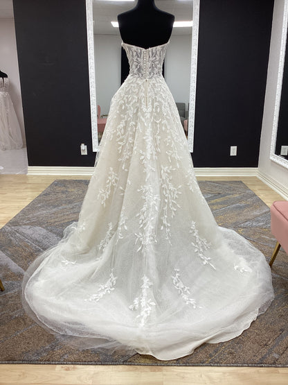 Sweetheart Strapless Leaf Lace A-line Wedding Dress