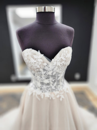 Lace Sweetheart bodice A-line Wedding dress